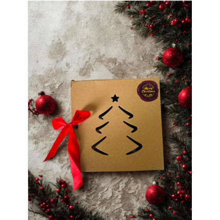 Cutie kraft cu panglica,  si fereastra decupata in forma de brad de Craciun